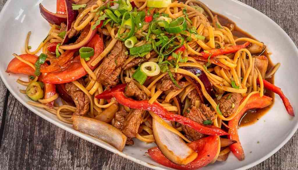 Tallarín saltado